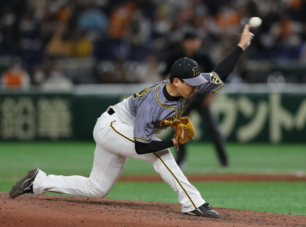 巨人対阪神　8回裏、阪神3番手で登板する岩崎（撮影・前田充）