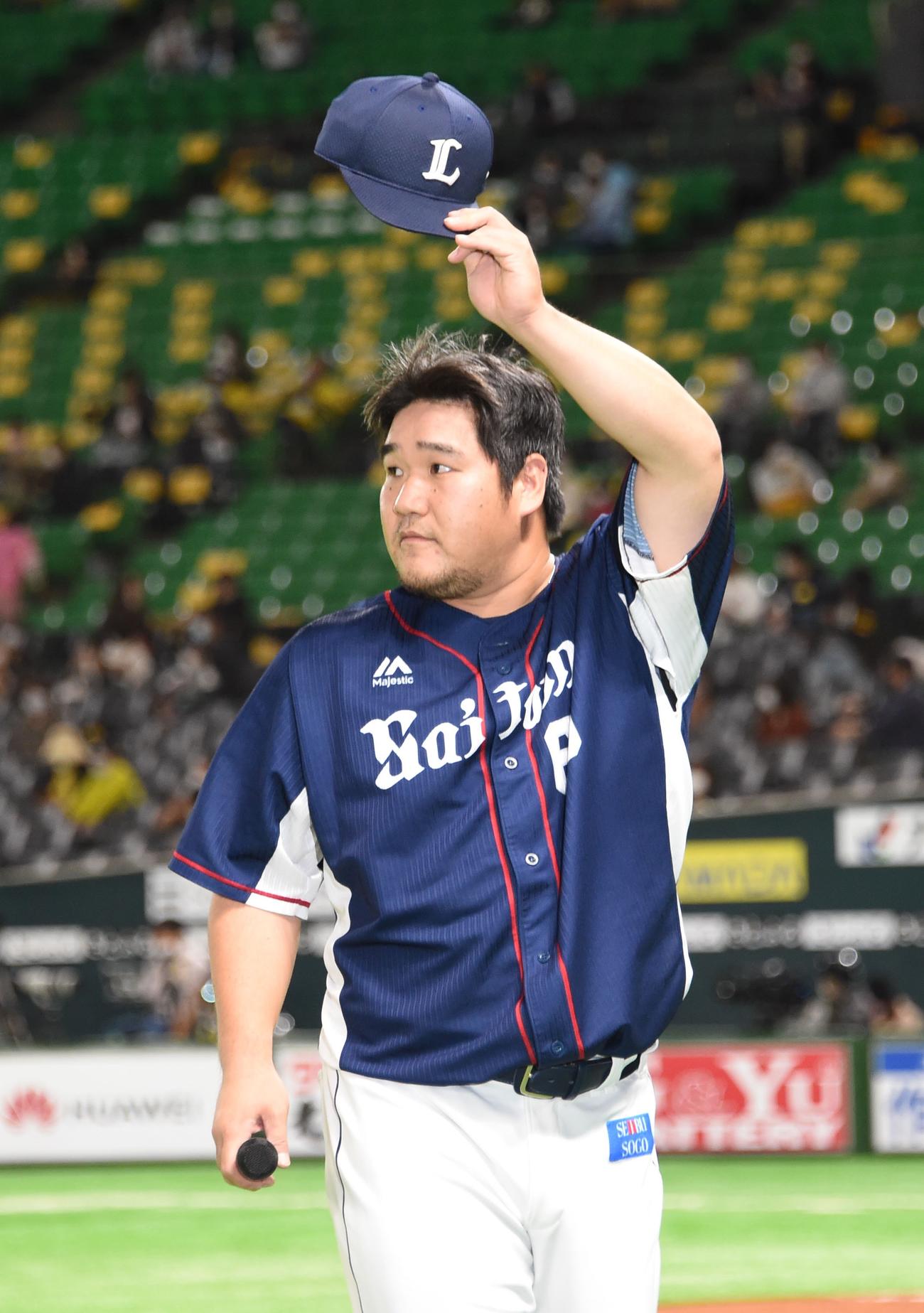 ソフトバンク対西武　満塁本塁打を放った中村剛也はレフトスタンドのファンに手を振る（撮影・今浪浩三）