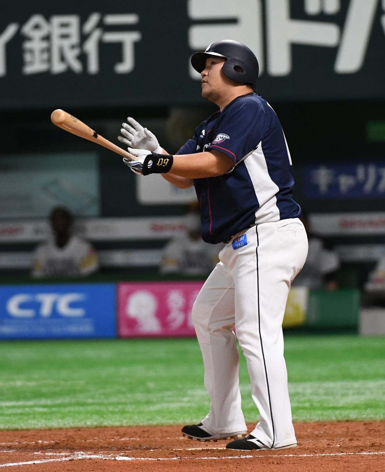 ソフトバンク対西武　8回表西武1死満塁、中村剛也は左中間に逆転の満塁本塁打を放つ（撮影・今浪浩三）