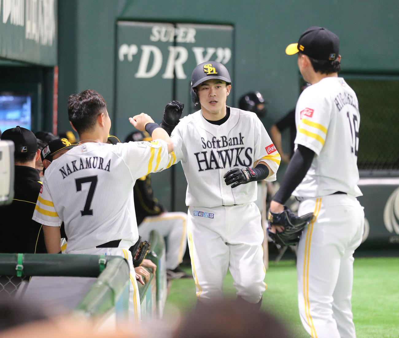 ソフトバンク対西武　2回裏ソフトバンク2死、牧原大成は右越えに先制本塁打を放ちベンチのナインと喜ぶ（撮影・梅根麻紀）