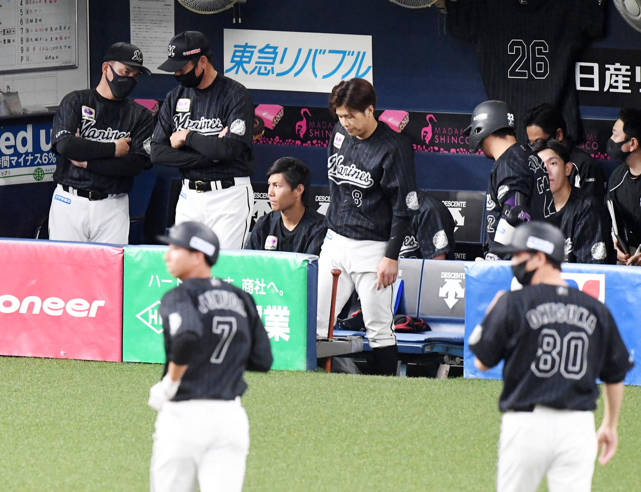 オリックス対ロッテ　オリックスに敗れがっくりする井口監督（左）らロッテベンチ（撮影・前岡正明）
