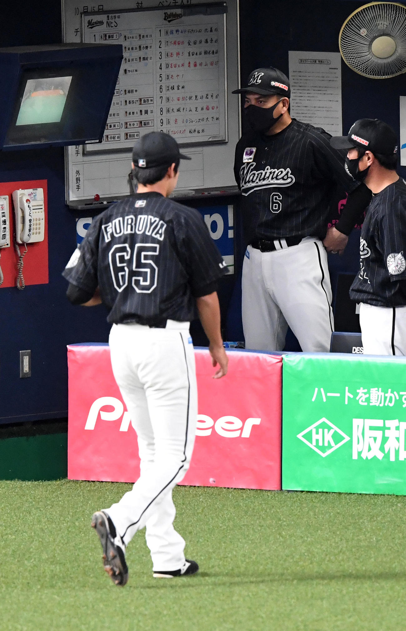 オリックス対ロッテ　4回裏オリックス1死一、三塁、古谷の交代を告げた井口監督（撮影・前岡正明）