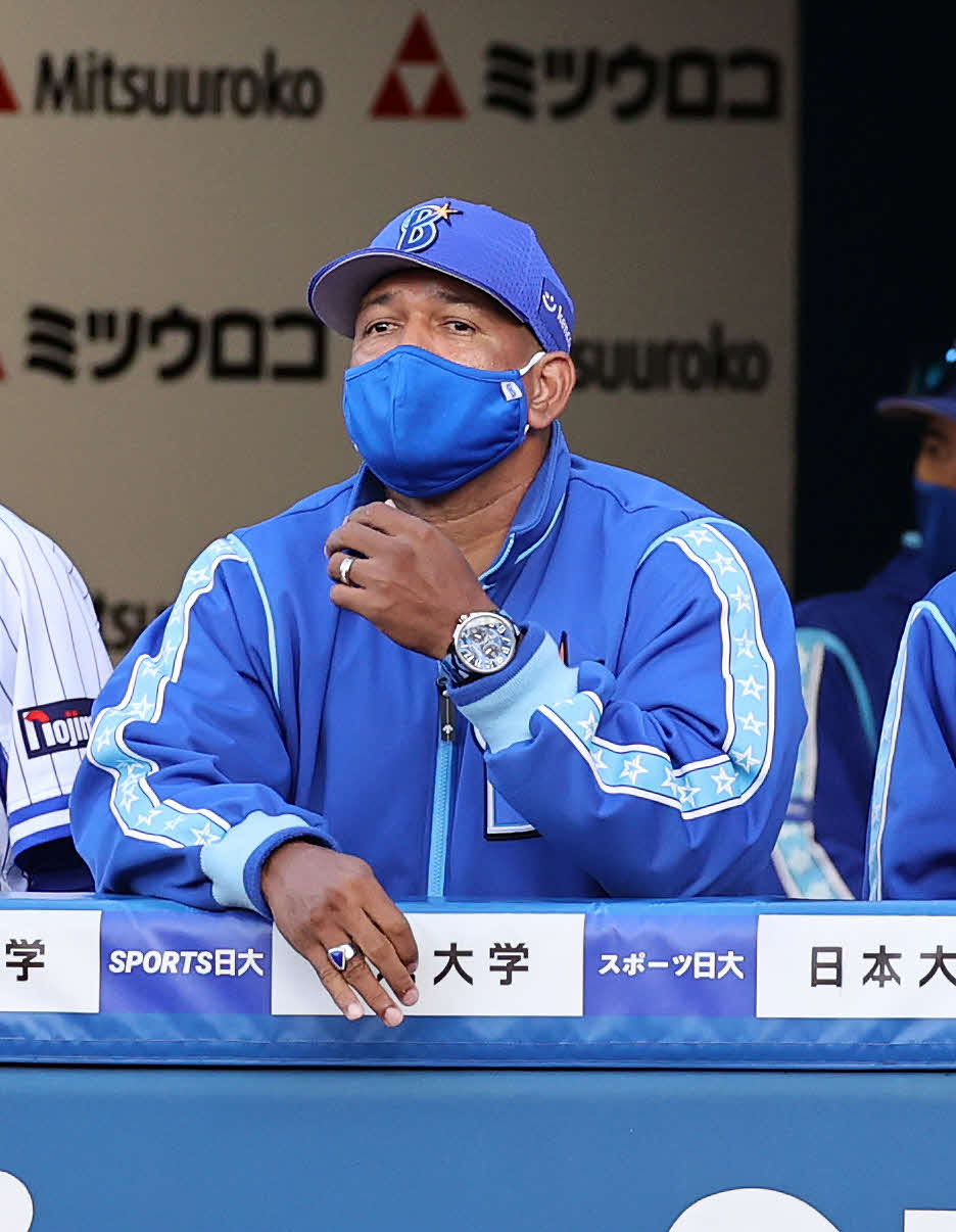 DeNA対広島　7回表、戦況を見つめるDeNAラミレス監督（撮影・鈴木正人）