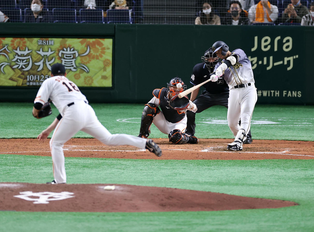 巨人対阪神　7回表阪神2死一、二塁、原口は中前適時打を放つ。投手菅野（撮影・浅見桂子）