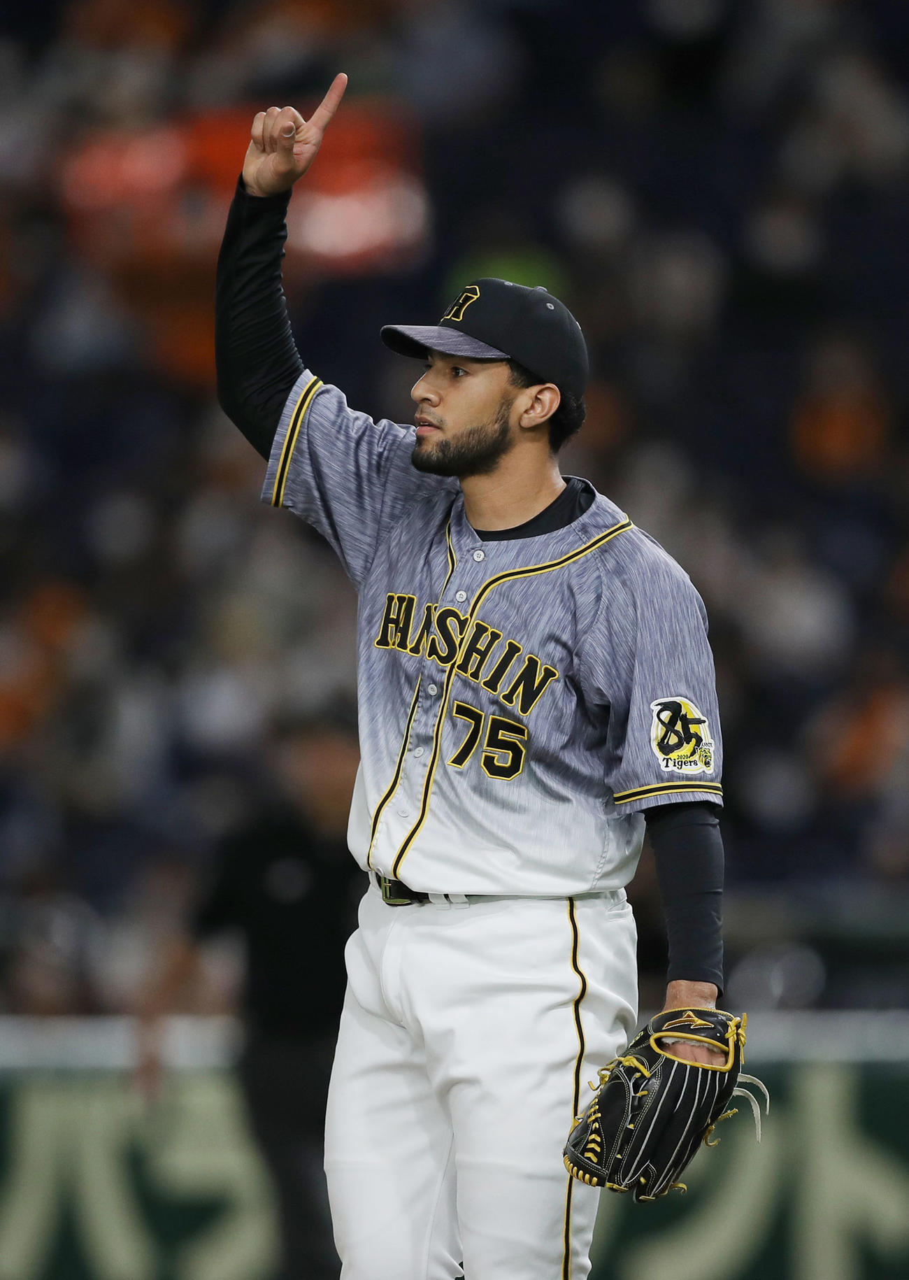 巨人対阪神　9回裏巨人2死一塁、若林晃弘を左飛に打ち取るロベルト・スアレス（撮影・前田充）