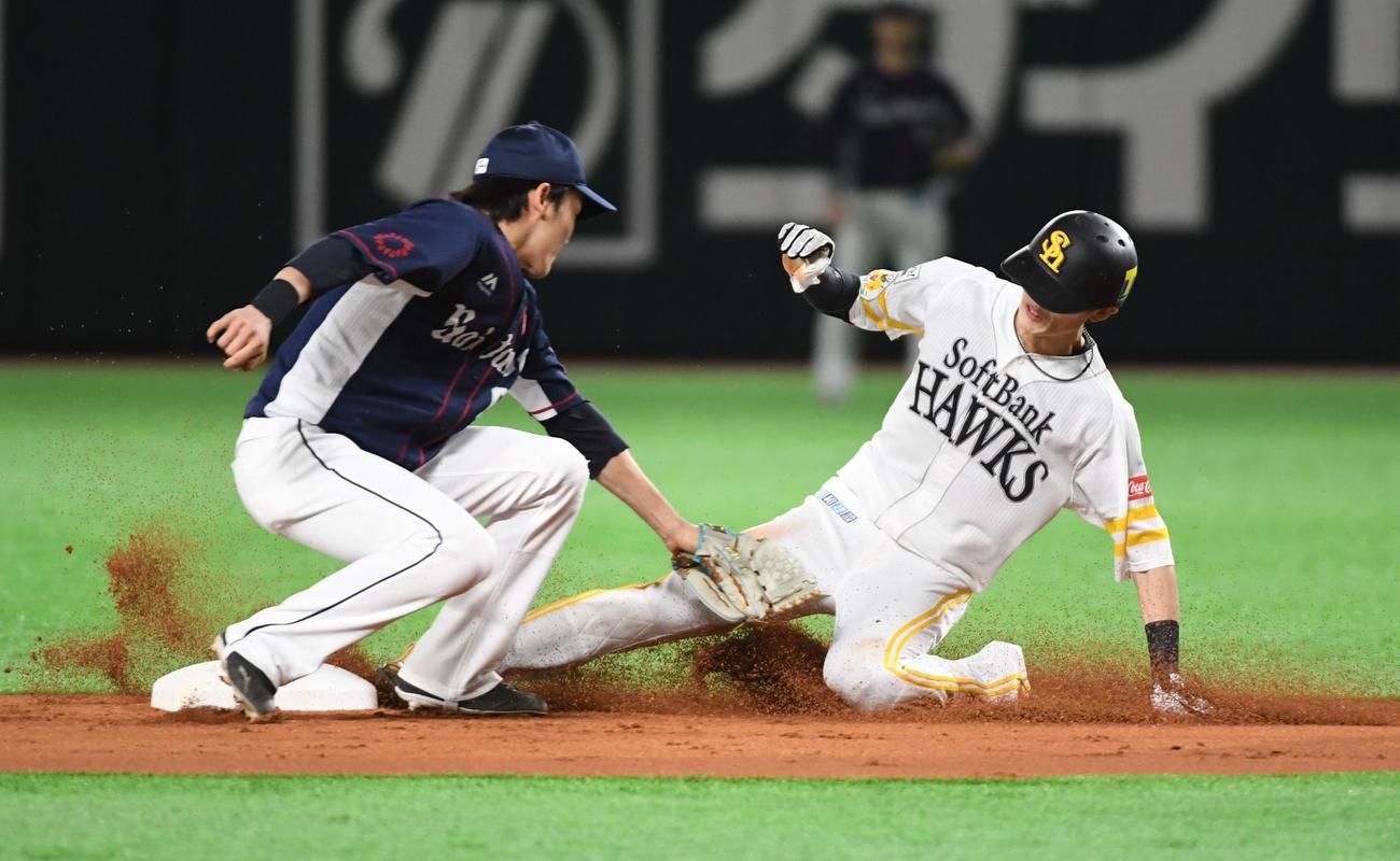 ソフトバンク対西武　3回裏ソフトバンク1死一塁、中村晃のとき、一塁走者の周東は二塁盗塁を決め、44個目を達成する、野手は源田（撮影・今浪浩三）