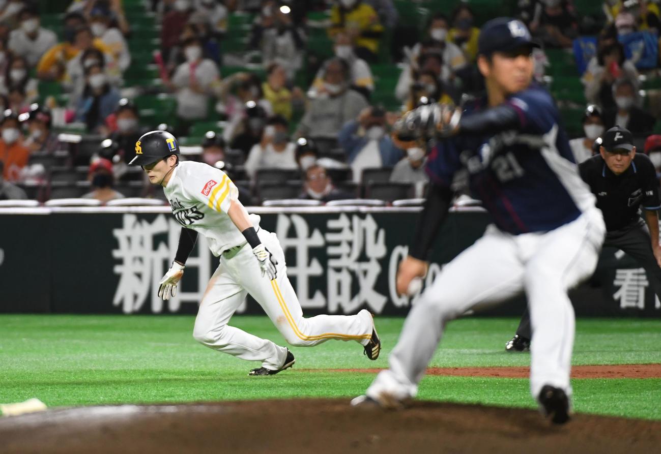 ソフトバンク対西武　3回裏ソフトバンク1死一塁、中村晃のとき、一塁走者の周東は二塁盗塁を決め、44個目を達成する（撮影・今浪浩三）