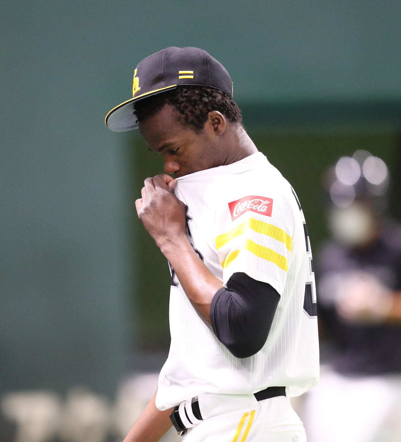 ソフトバンク対西武　8回表西武1死二、三塁、木村文紀に四球を与え満塁にして降板するモイネロ（撮影・梅根麻紀）