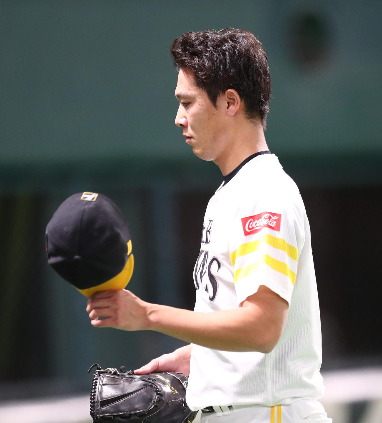 ソフトバンク対西武　8回に登板した岩崎翔は中村剛也に満塁弾を浴び、ガックリ（撮影・梅根麻紀）