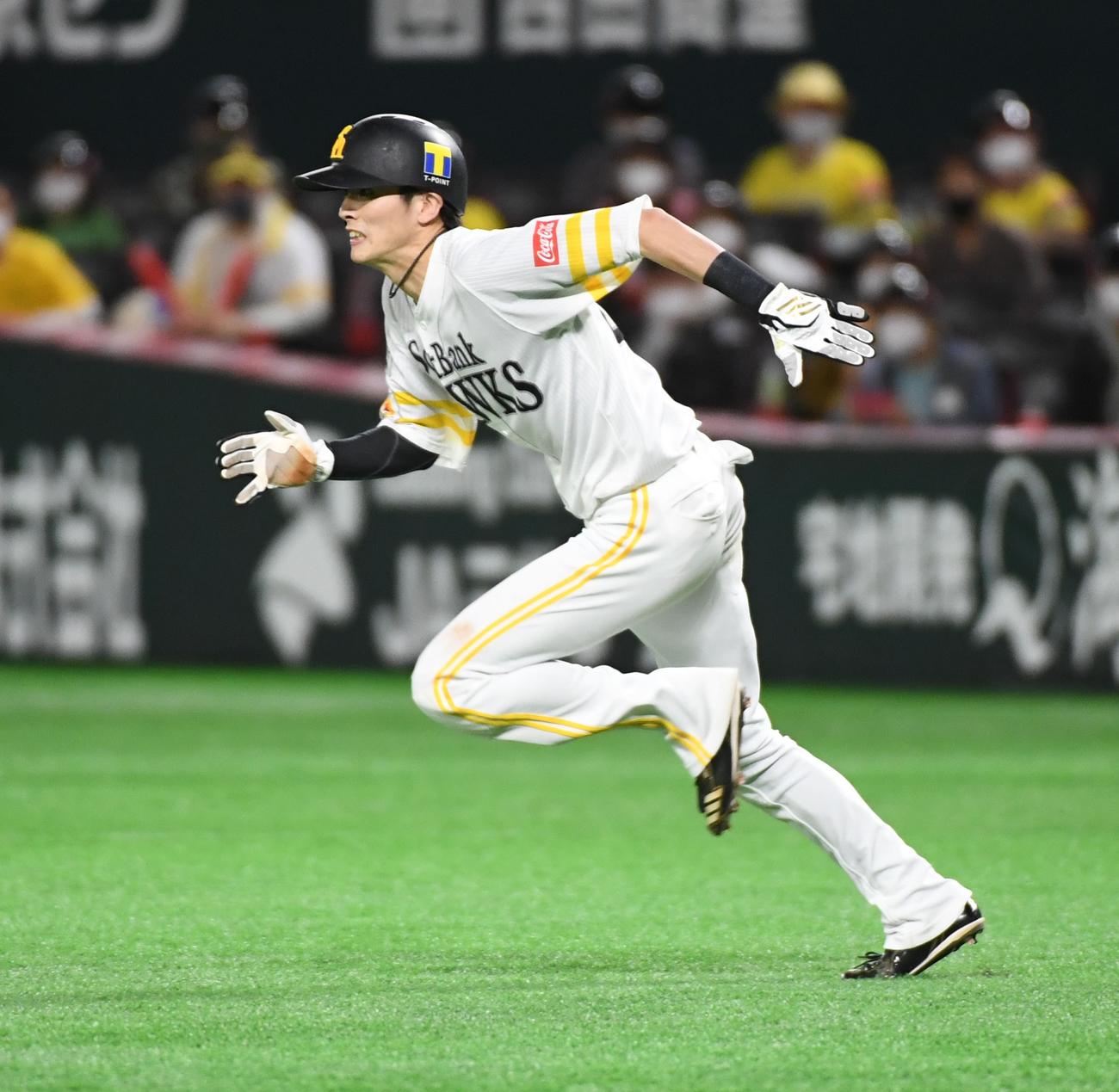 ソフトバンク対西武　3回裏ソフトバンク1死一塁、中村晃のとき、一塁走者の周東佑京は二塁盗塁を決め、44個目を達成する（撮影・今浪浩三）