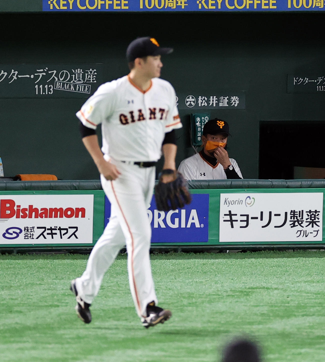 巨人対阪神　7回表阪神の攻撃前、マウンドから一度ベンチに下がって治療を受け、再度マウンドに向かう菅野（手前）を心配そうに見る原監督（撮影・浅見桂子）