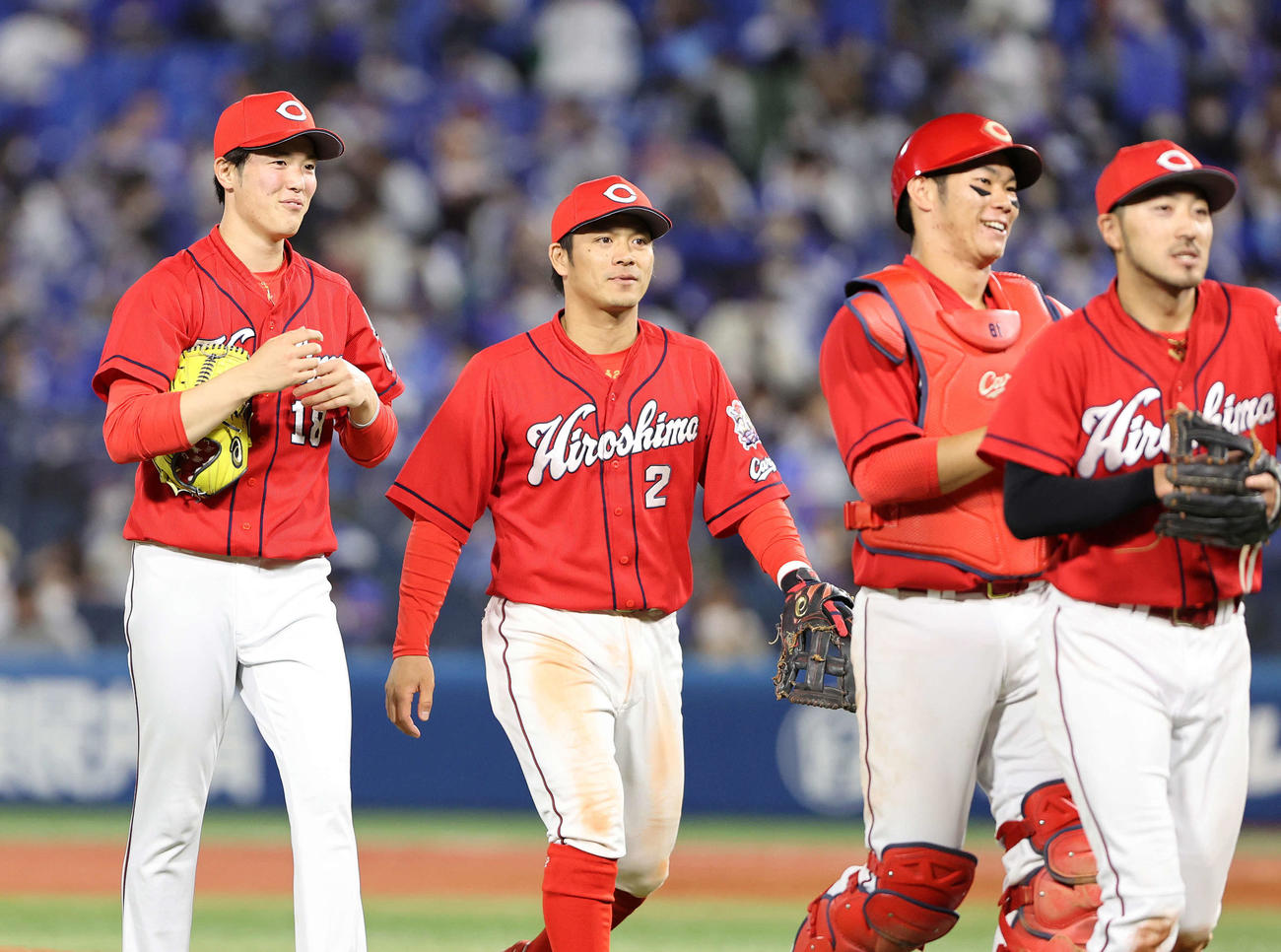 DeNA対広島　勝利し笑顔で引き揚げる広島森下（左）（撮影・鈴木正人）