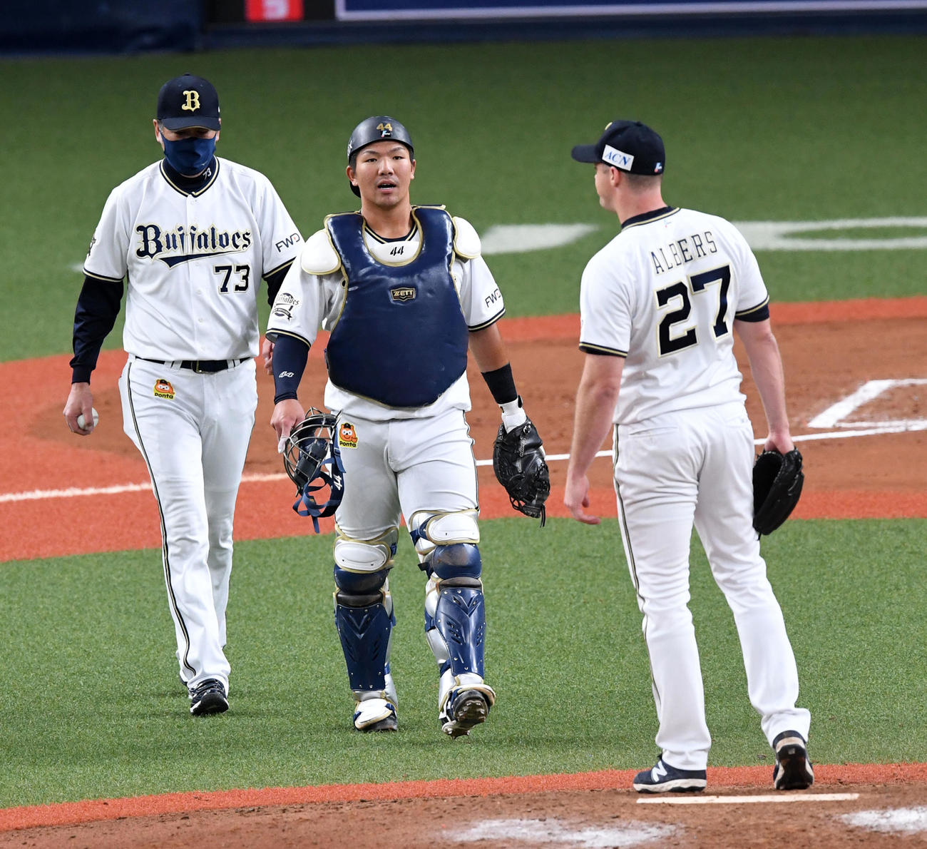 オリックス対ロッテ22回戦　7回表ロッテ2死一塁、交代するアンドリュー・アルバース（右）に歩み寄る頓宮裕真（中央）。左は高山郁夫コーチ（撮影・前岡正明）