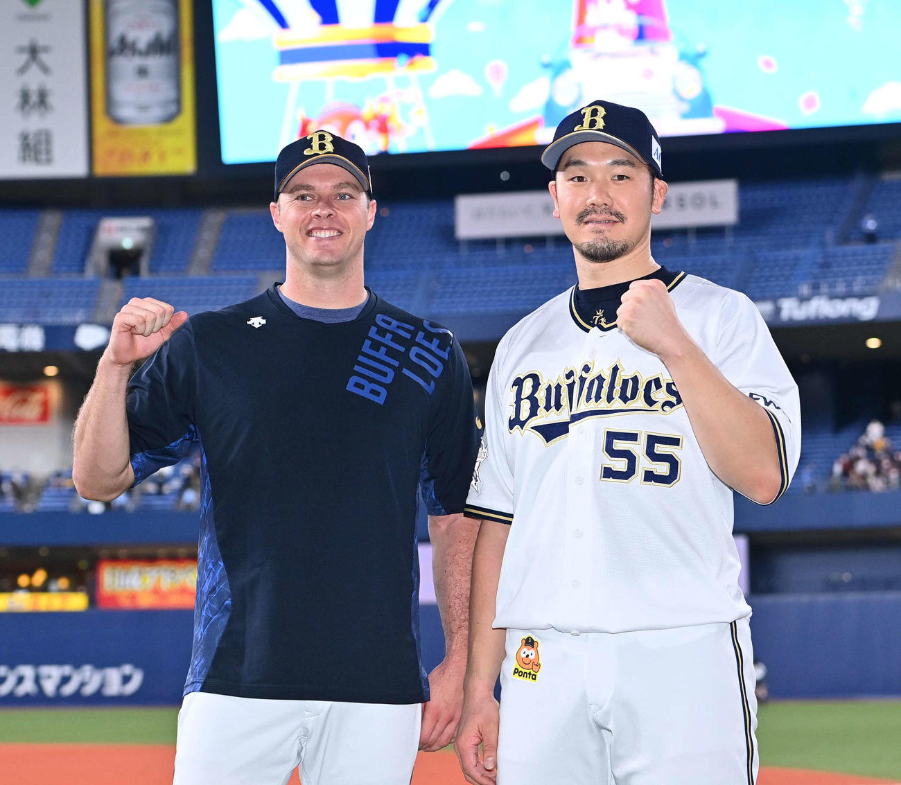 オリックス対ロッテ　投打で活躍しガッツポーズするT－岡田（右）とアンドリュー・アルバース（撮影・上田博志）