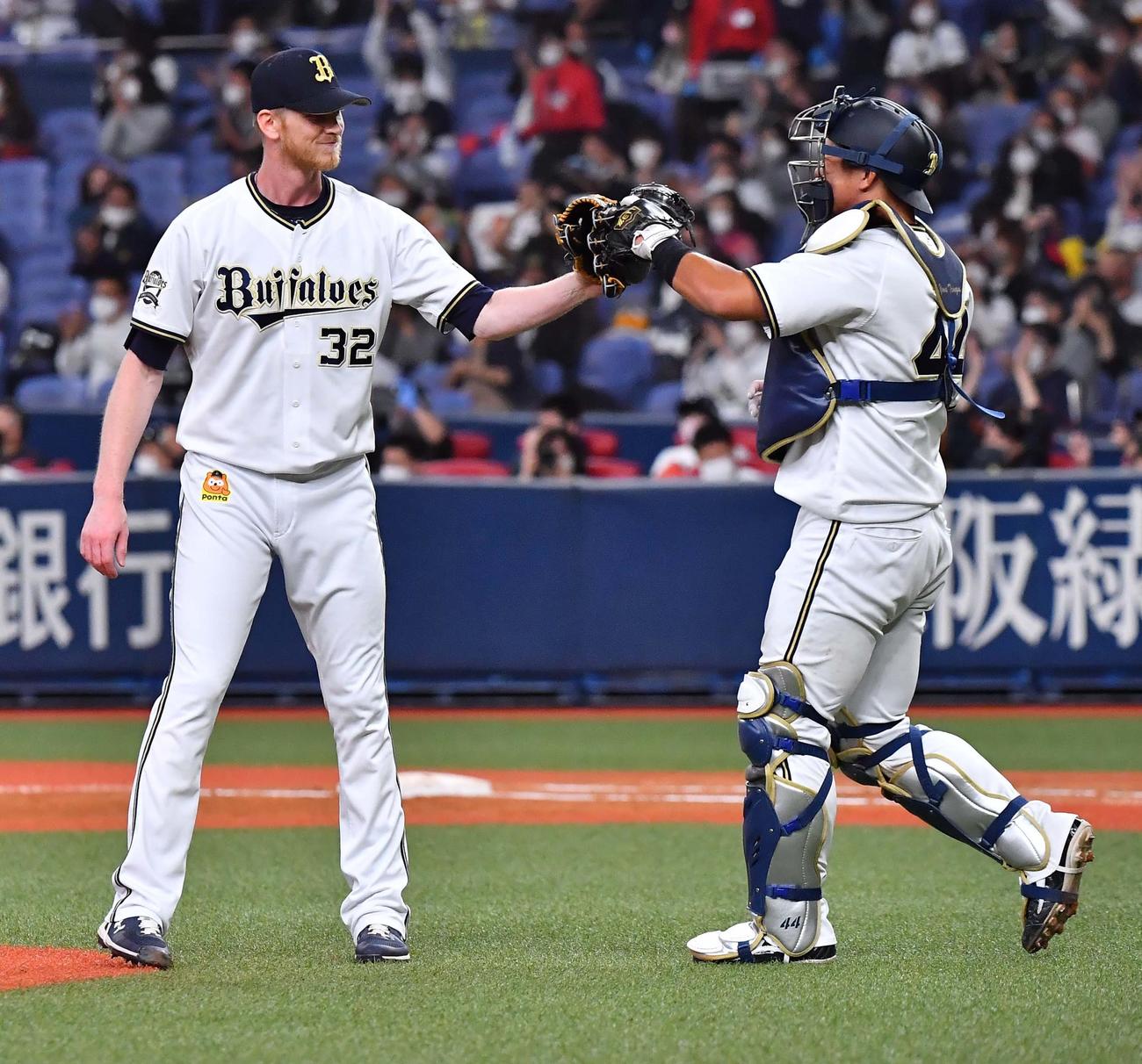 ロッテに勝利しディクソン（左）とグラブタッチする頓宮（撮影・上田博志）
