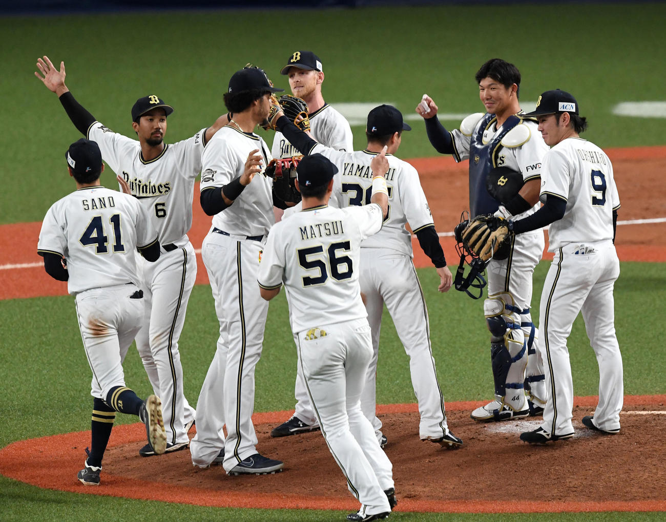 ロッテに勝利、喜ぶ頓宮（右から2人目）らオリックスナイン（撮影・前岡正明）