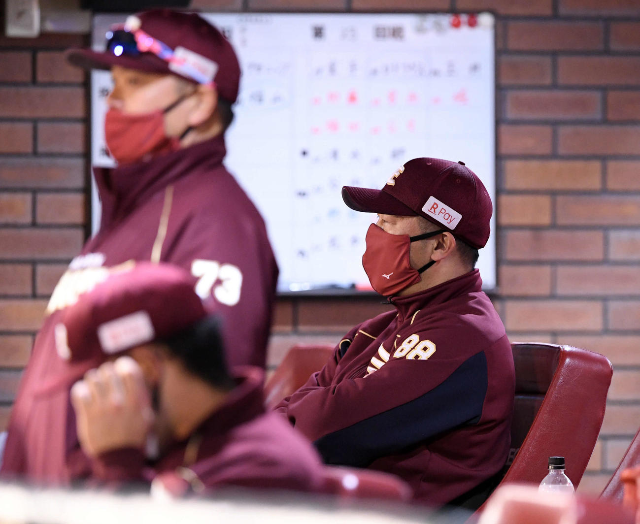 楽天対日本ハム　8回表日本ハム無死、中田に同点本塁打を打たれ、厳しい表情の三木監督（右）（撮影・滝沢徹郎）