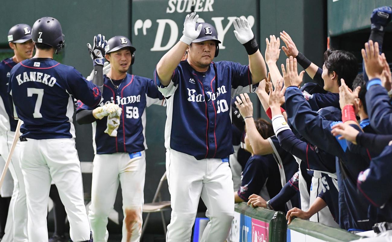 ソフトバンク対西武　8回表西武1死満塁、中村は左中間に逆転の満塁本塁打を放ち、ベンチ前でナインに迎えられる（撮影・今浪浩三）