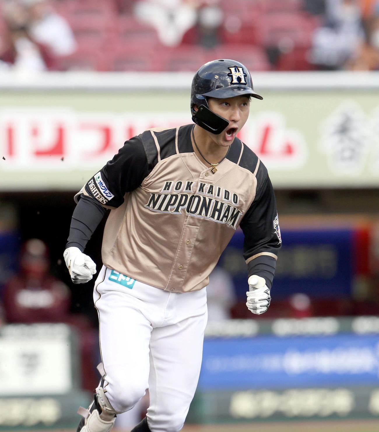 楽天対日本ハム　4回表日本ハム1死一、三塁、浅間は右前適時打を放ち吠える（撮影・佐藤翔太）