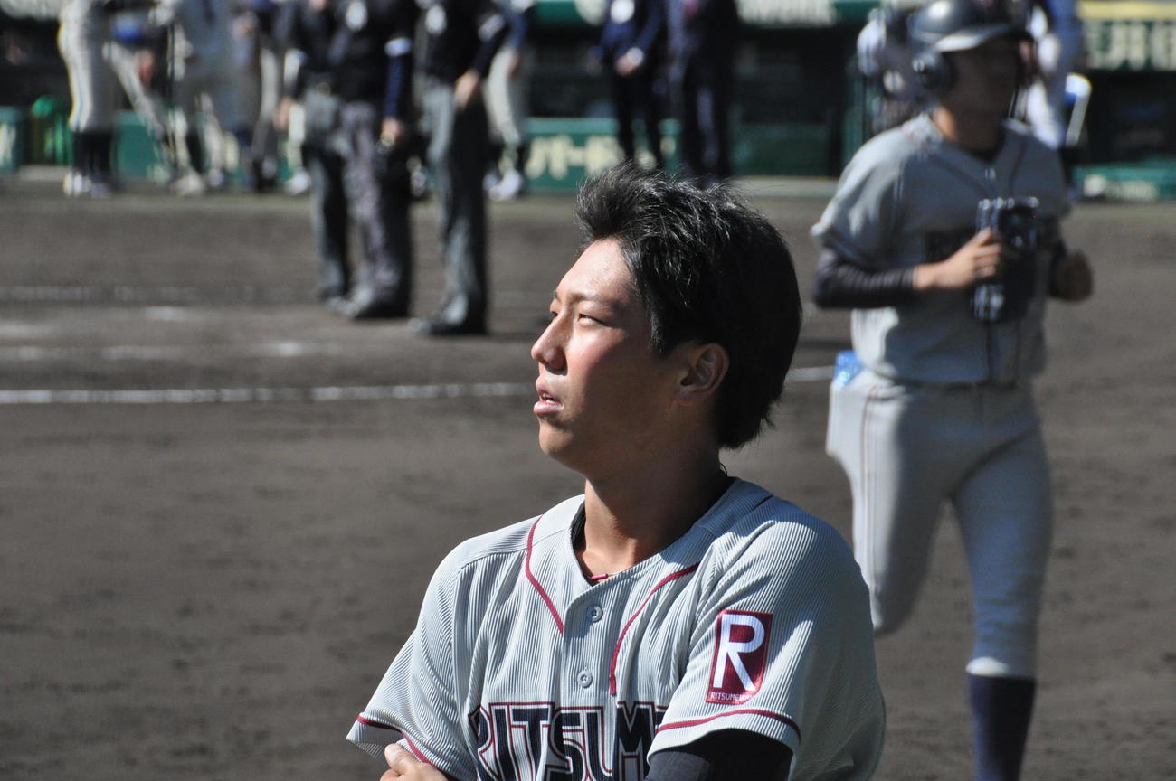 立命大対同大　惜敗し優勝の可能性がなくなった立命大の先発・有村大誠投手（4年＝秀岳館）は悔しそうにスコアボードを見つめる