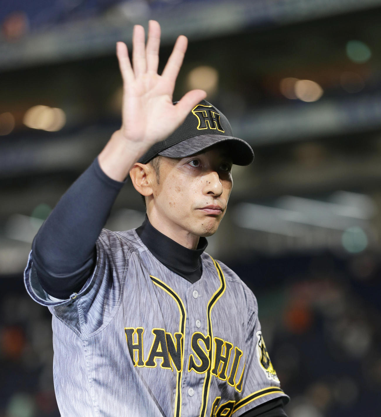 巨人対阪神　勝利監督インタビューを終え手を振りながら引き揚げる阪神矢野監督（撮影・前田充）