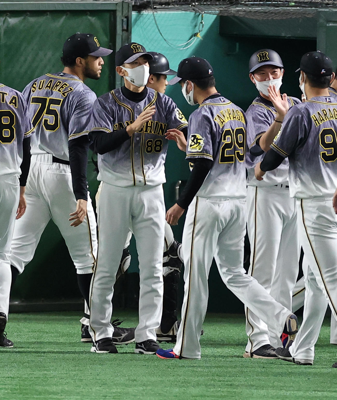 巨人対阪神　勝利投手の高橋（右）をハイタッチで迎える矢野監督（撮影・浅見桂子）