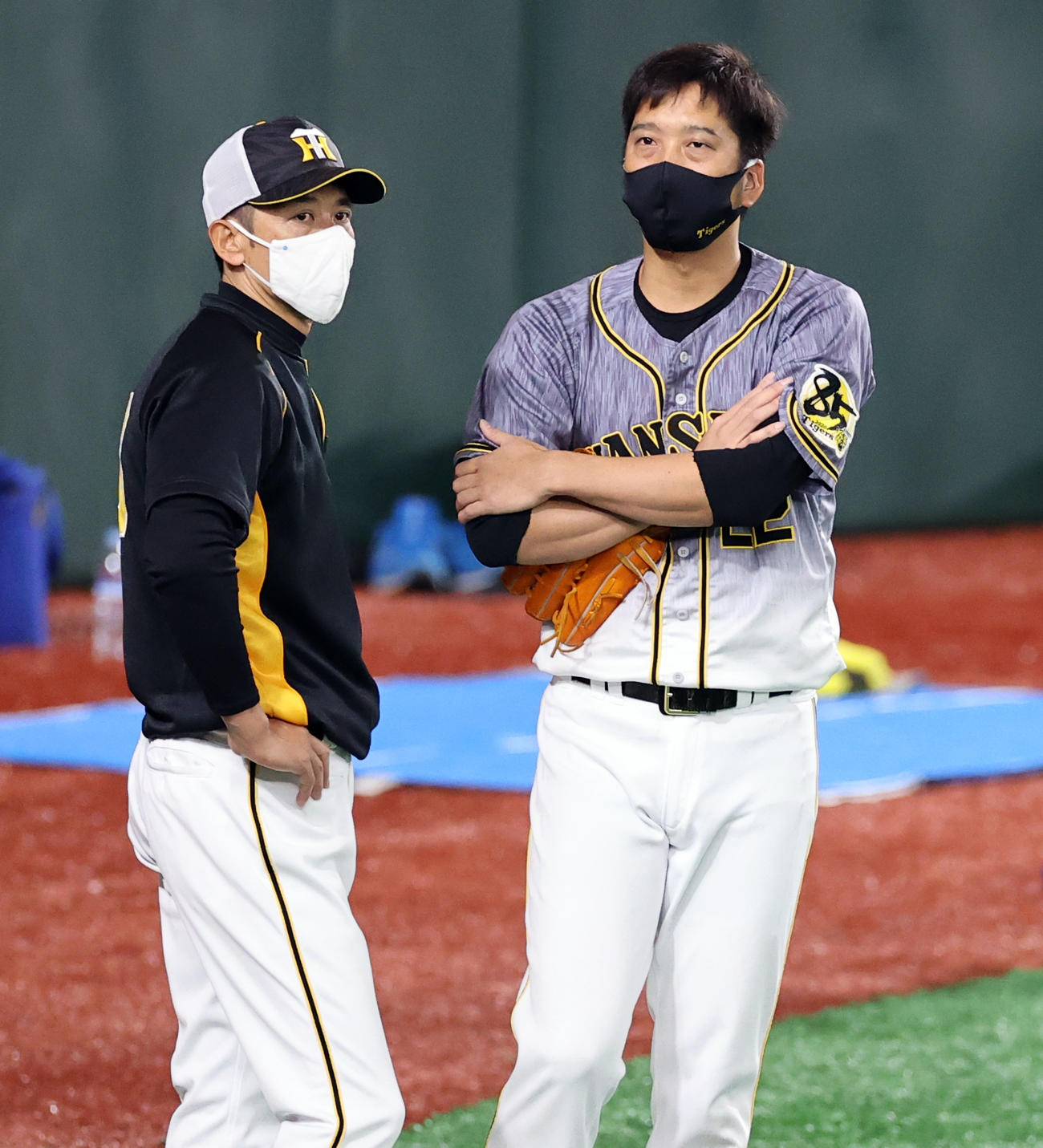 巨人対阪神　試合前、外野で話し込む藤川（右）と矢野監督（撮影・浅見桂子）