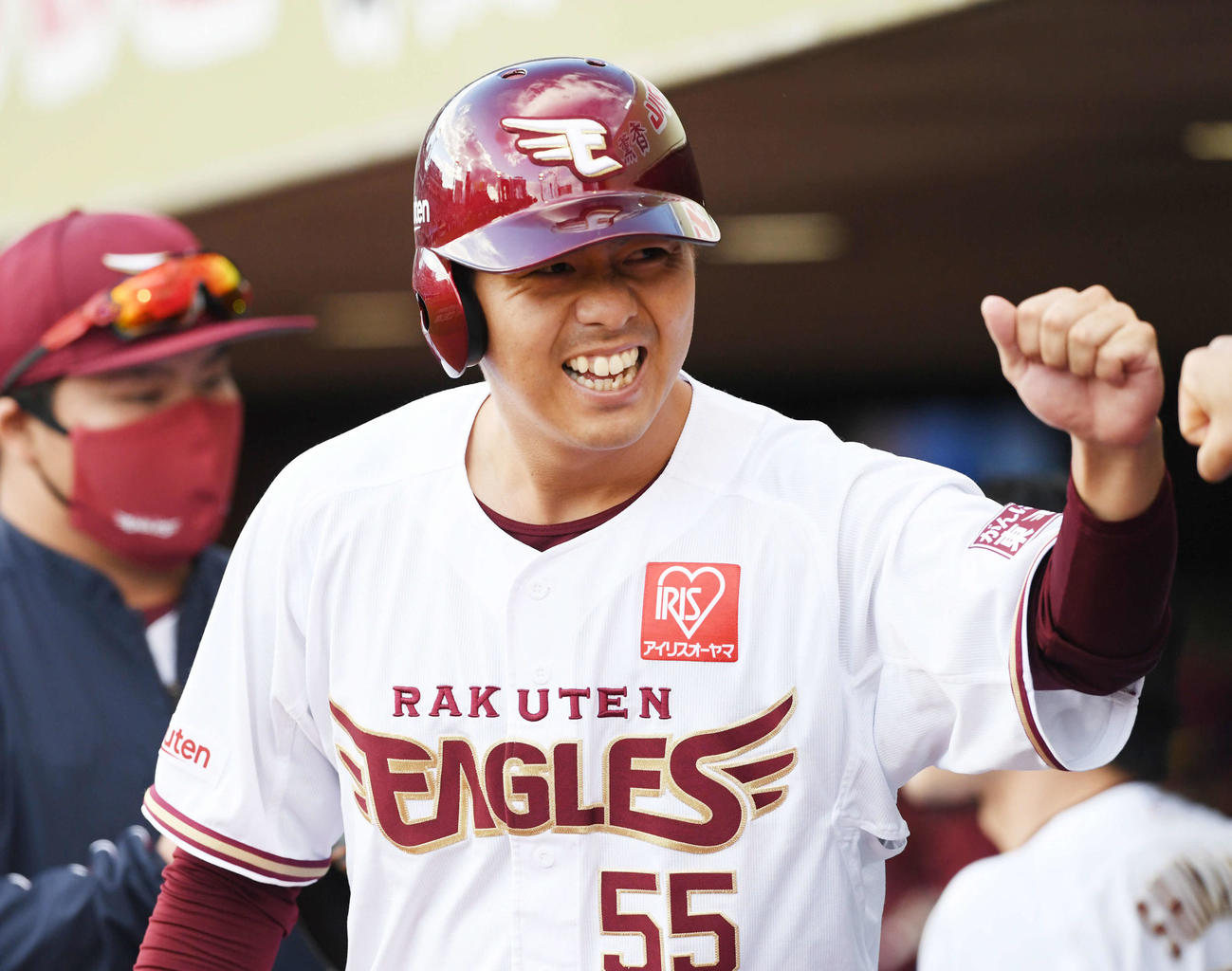 楽天対日本ハム　4回裏楽天1死一塁、小深田の逆転2点本塁打から生還した田中貴はナインとエアタッチを交わす（撮影・滝沢徹郎）