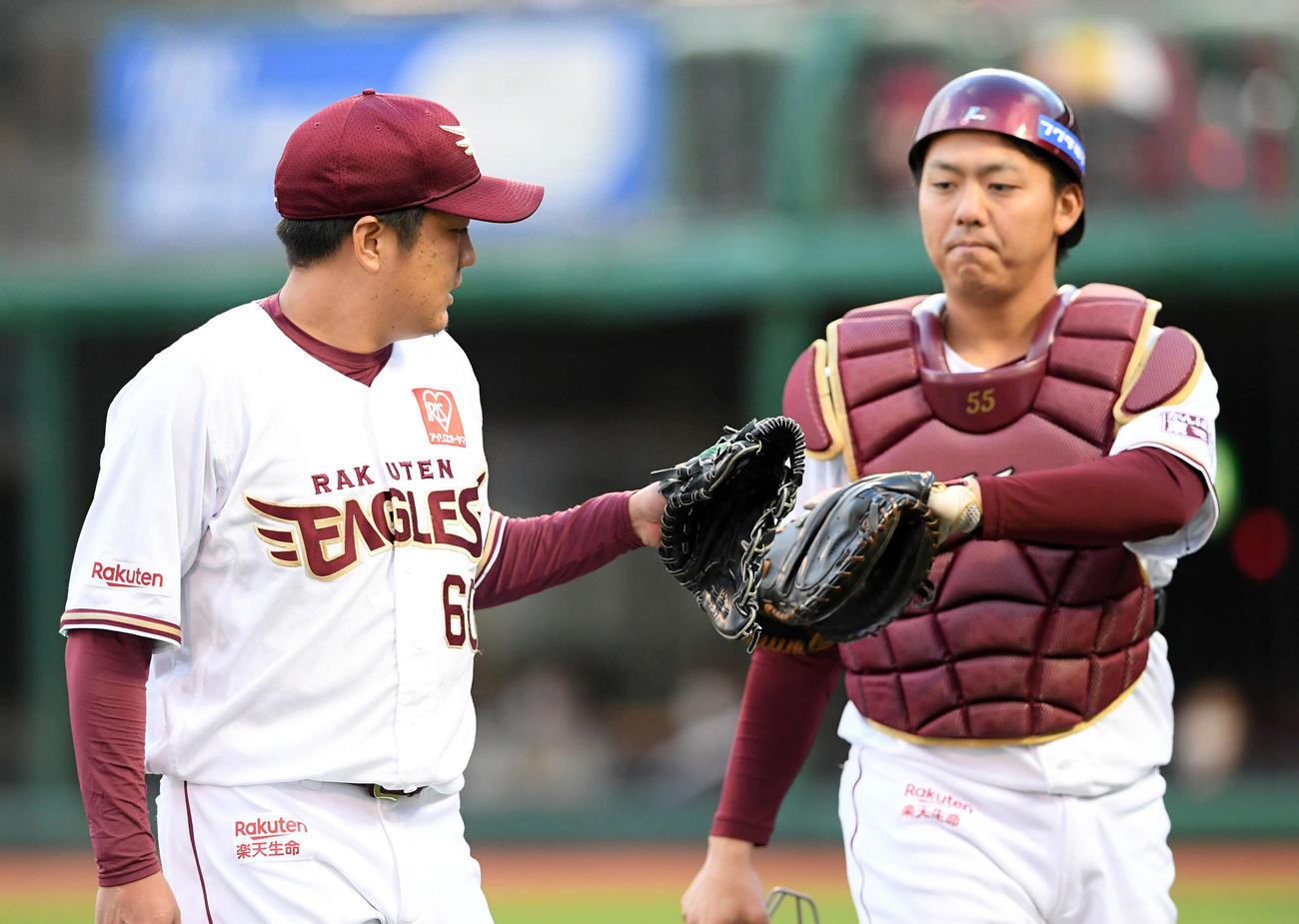 楽天対日本ハム　6回を投げ終えた楽天石橋（左）は田中貴とグラブタッチする（撮影・滝沢徹郎）