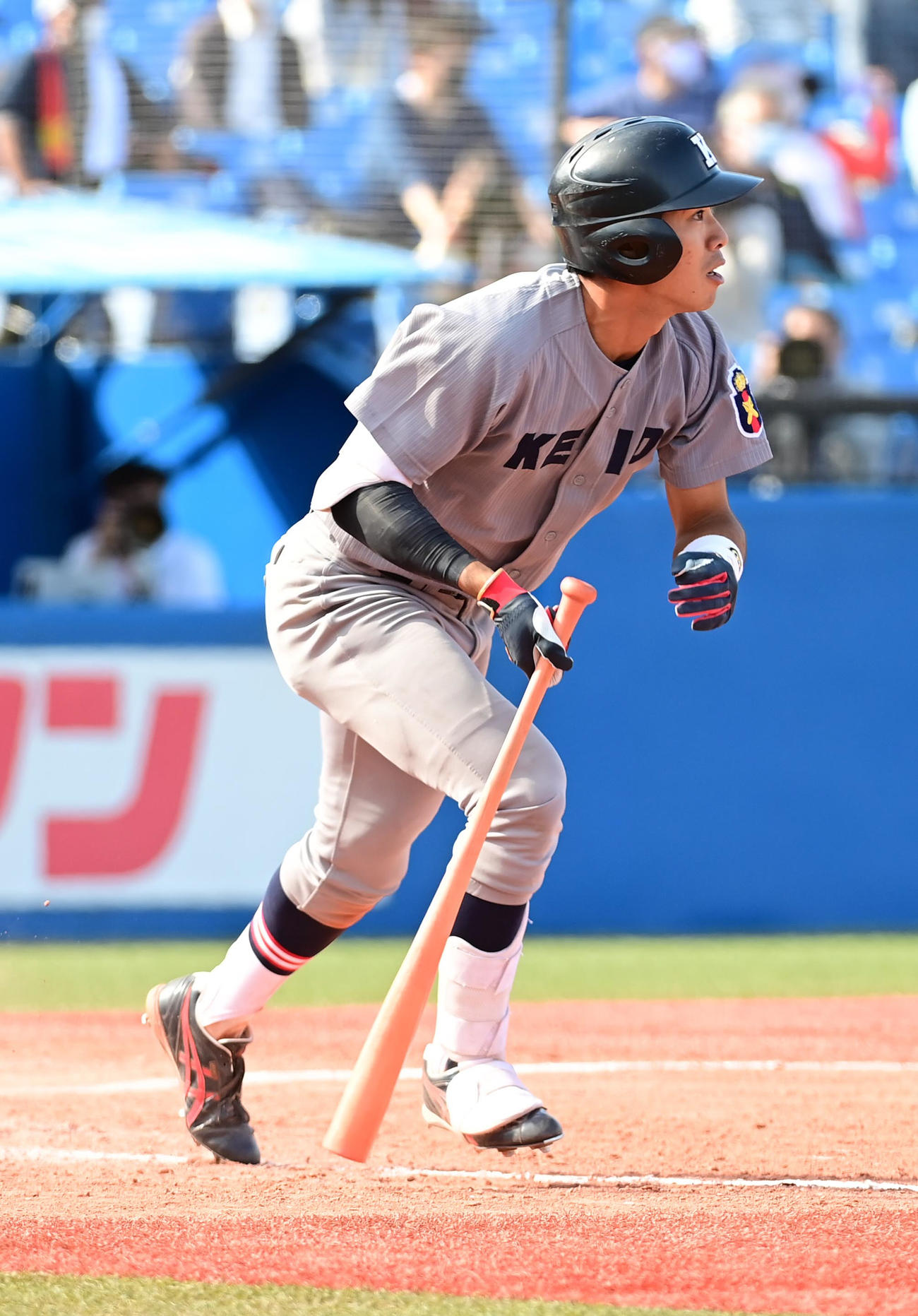 慶大対法大　9回表慶大1死一、二塁、瀬戸西は右中間を破る2点適時三塁打を放つ（撮影・小沢裕）