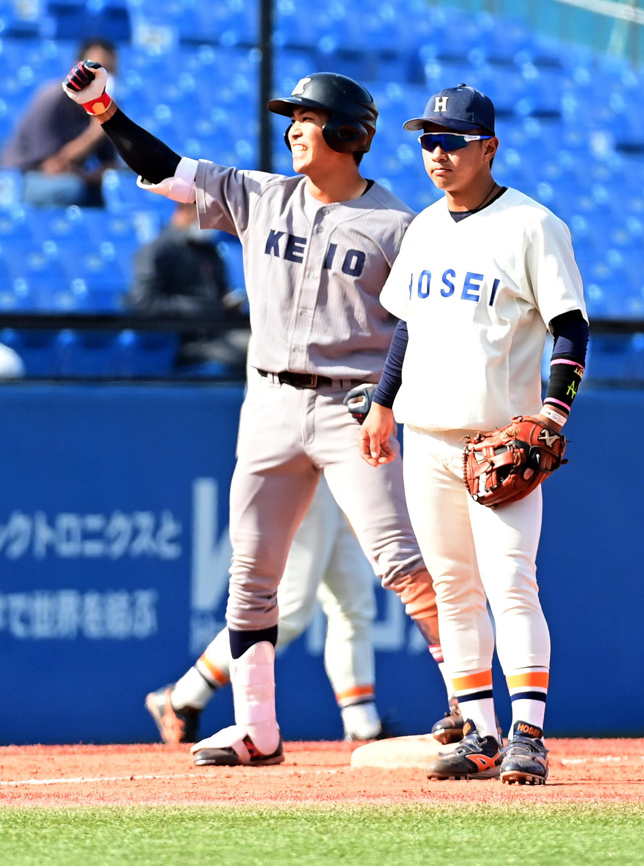 慶大対法大　9回表慶大1死一、二塁、瀬戸西（左）は右中間を破る2点適時三塁打を放ちベンチに向かってガッツポーズ（撮影・小沢裕）
