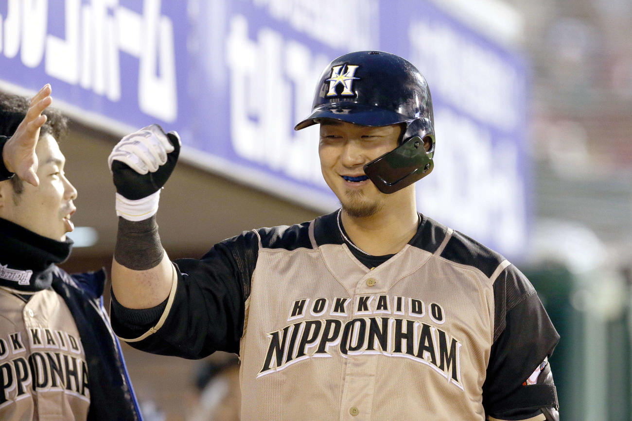 楽天対日本ハム　8回表日本ハム無死、中田は同点となる左越え本塁打を放ちチームメートに出迎えられる（撮影・佐藤翔太）