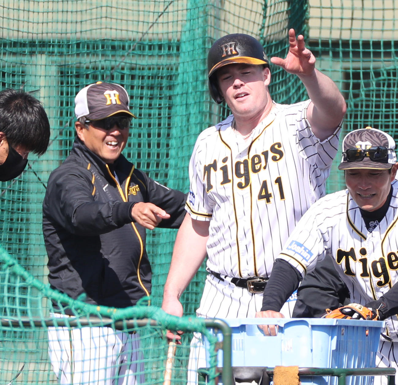 打撃練習を終え、平田2軍監督（左）と話すボーア（代表撮影）