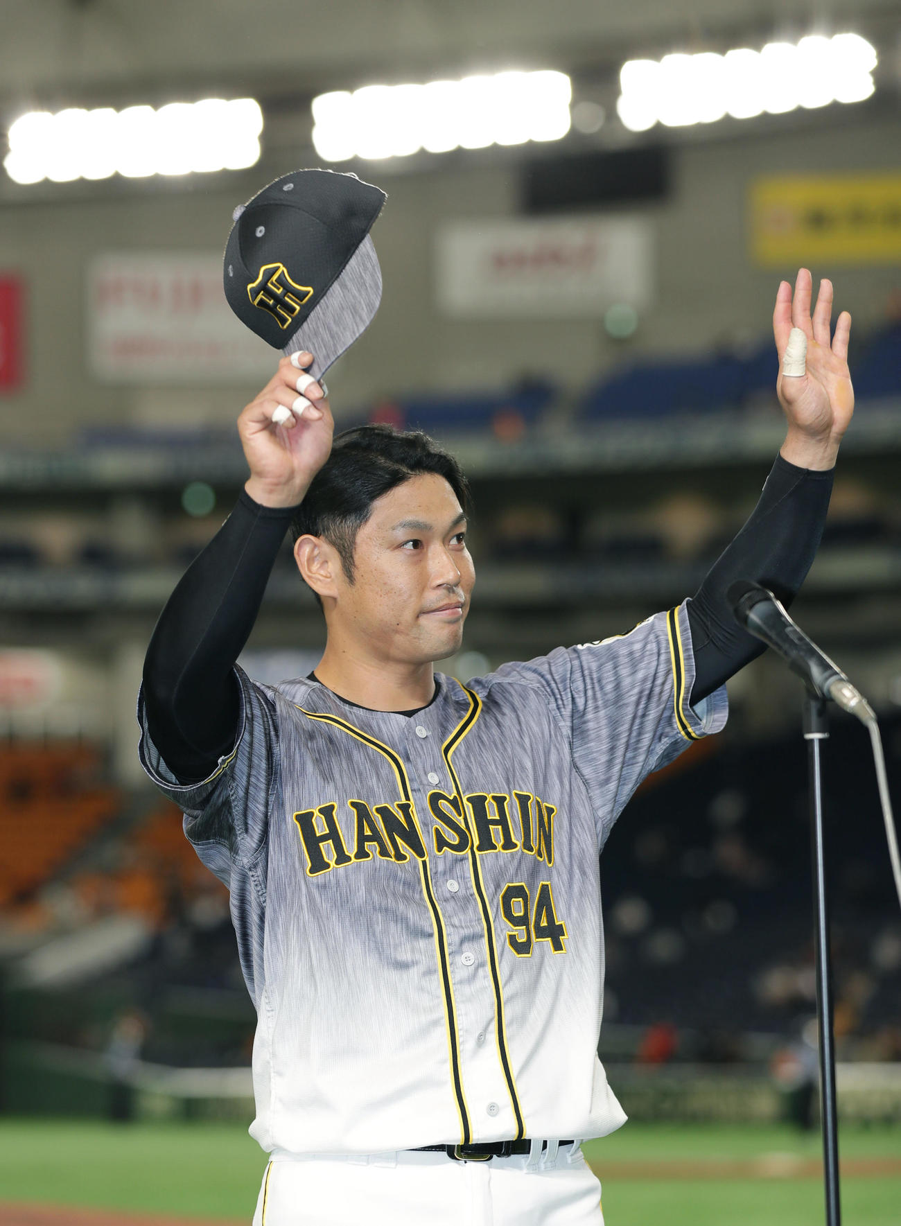 巨人対阪神　観客の拍手に応える阪神原口（撮影・前田充）