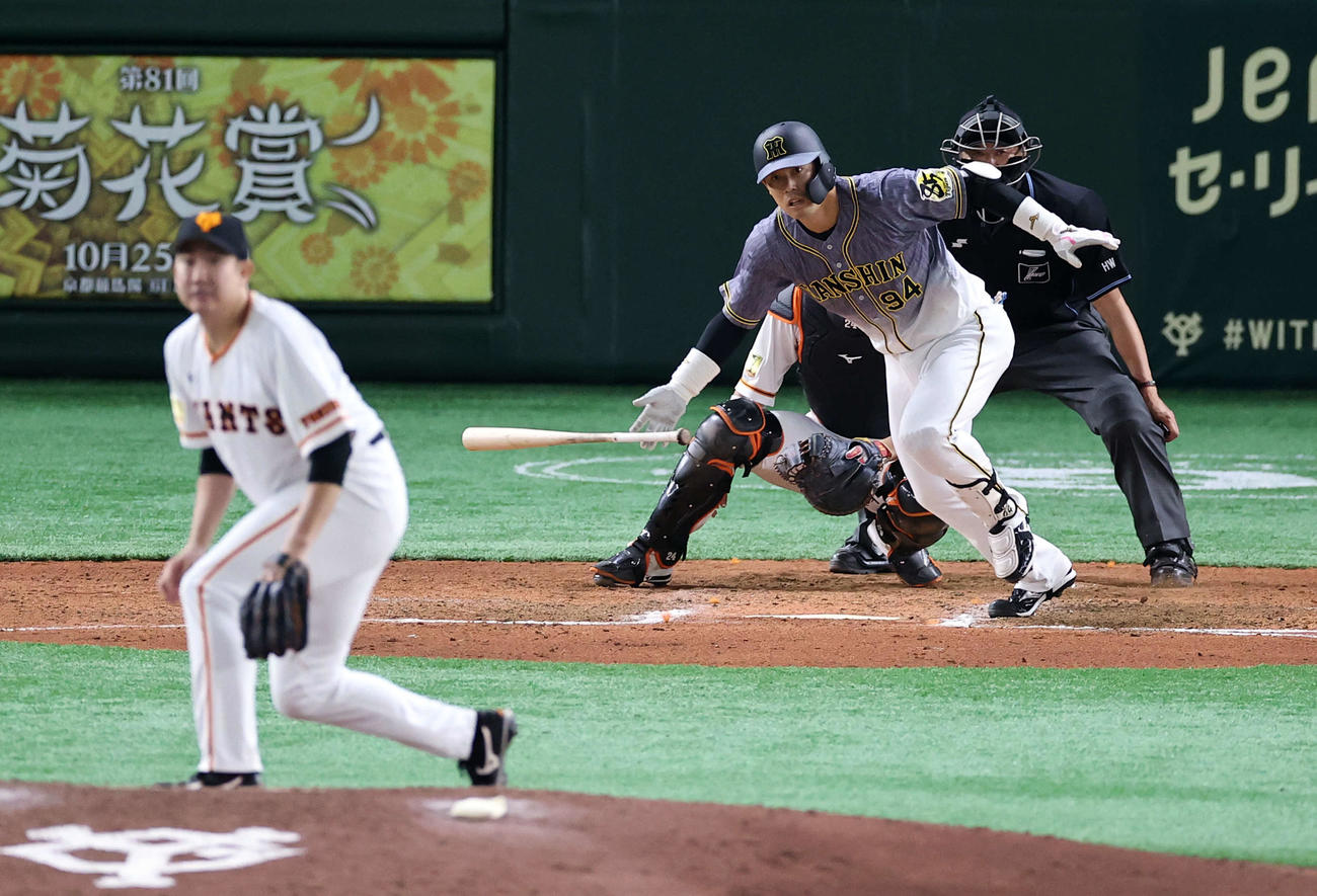 巨人対阪神　7回表阪神2死一、二塁、原口は中前適時打を放つ。投手菅野（撮影・浅見桂子）