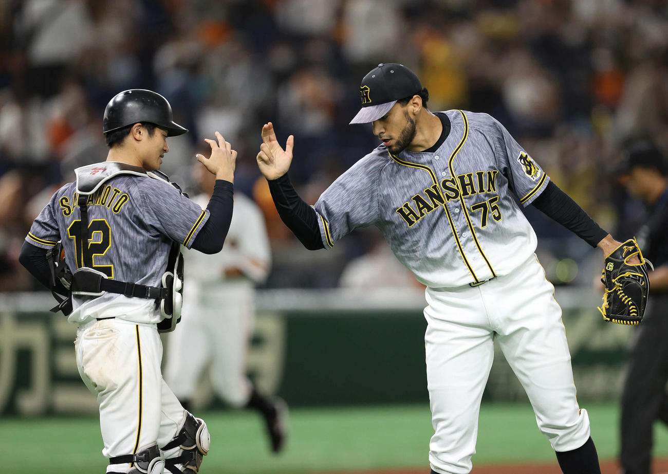 巨人対阪神　9回裏巨人2死一塁、若林を左飛に仕留め喜び合うスアレス（右）と坂本（撮影・河野匠）