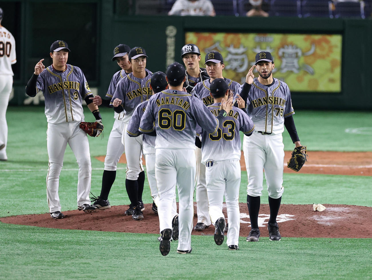 巨人対阪神　2－1で逃げ切り、ハイタッチするスアレス（右）ら阪神ナイン（撮影・浅見桂子）