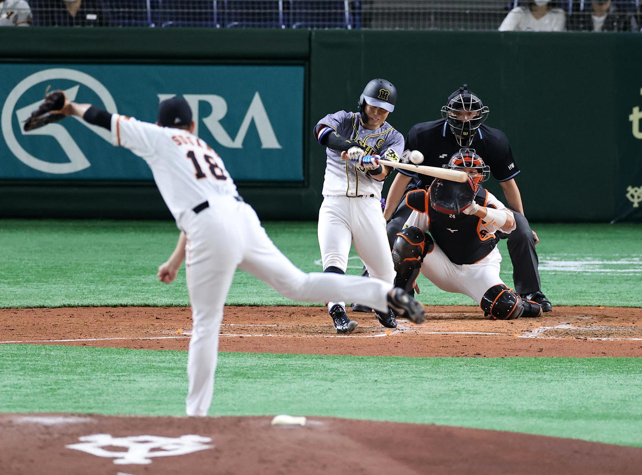 巨人対阪神　4回表阪神無死二塁、糸原は先制の右適時打を放つ。投手菅野（撮影・浅見桂子）