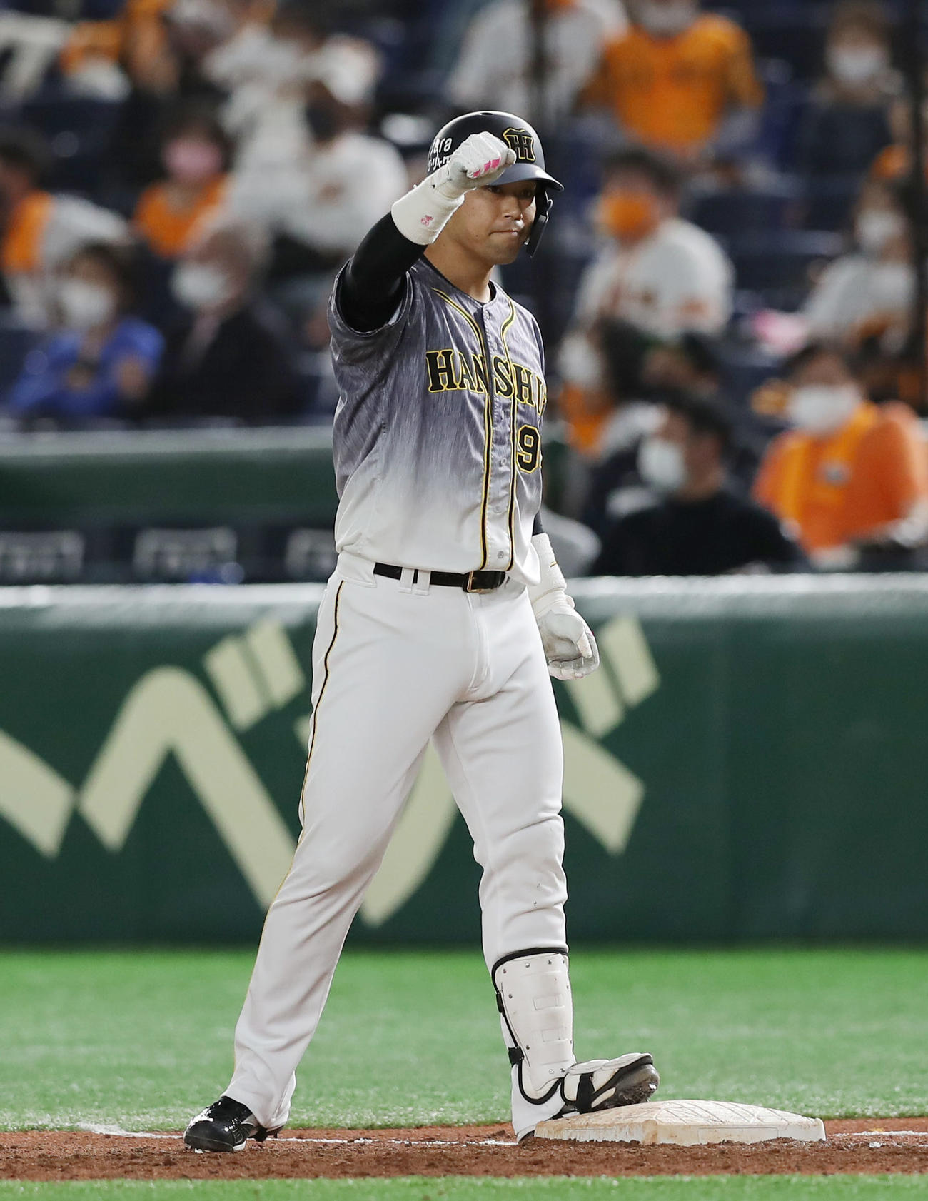 2020年10月24日　巨人対阪神　7回表阪神2死一、二塁、勝ち越しの中前適時打を放ちガッツポーズする原口文仁（撮影・前田充）