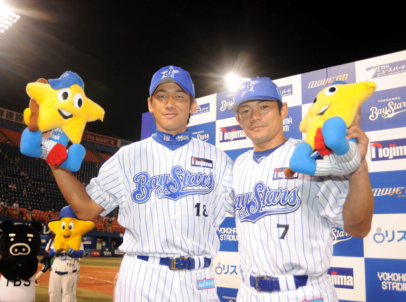 08年8月、ヤクルト戦で2本塁打を放った横浜・仁志（右）は、5勝目を飾った三浦とお立ち台でポーズをとる