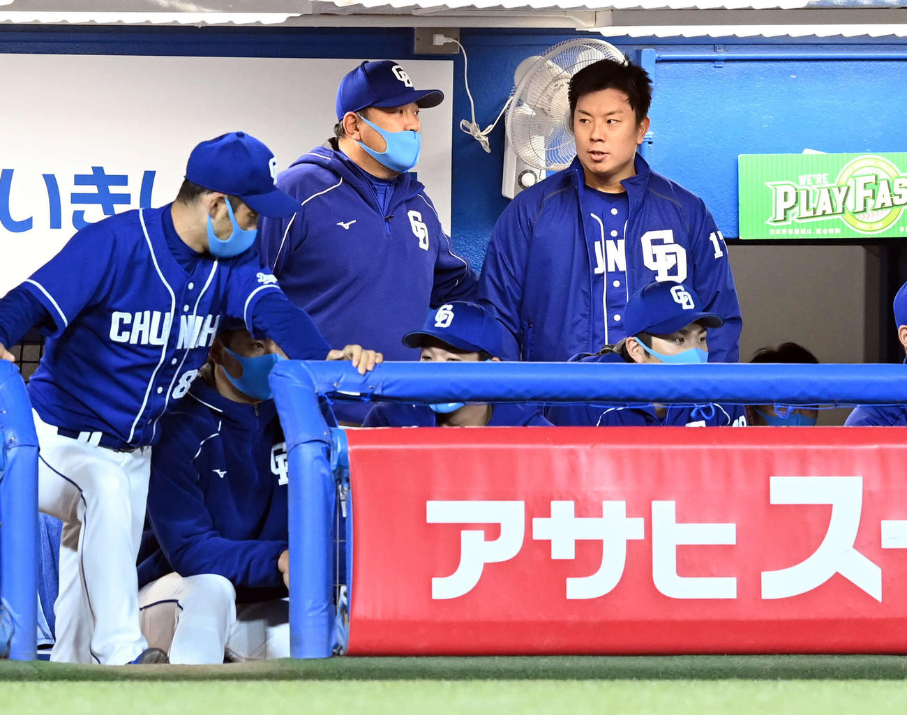 ヤクルト対中日　4回途中でマウンドを降りた中日先発の松葉（右）は伊東ヘッドコーチと話をする（撮影・たえ見朱実）