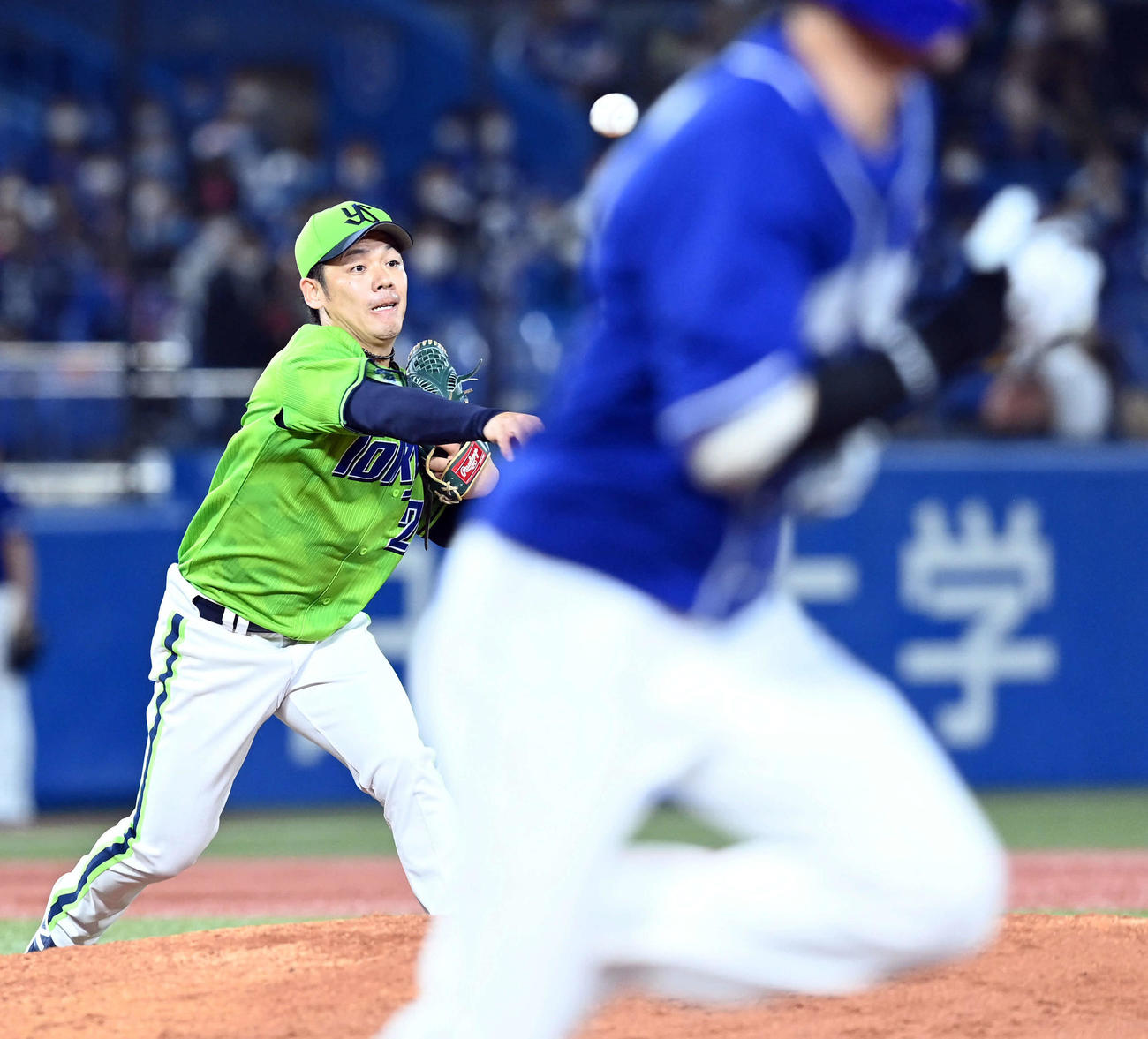 ヤクルト対中日　4回表中日1死、遠藤の投ゴロをさばく小川（撮影・たえ見朱実）