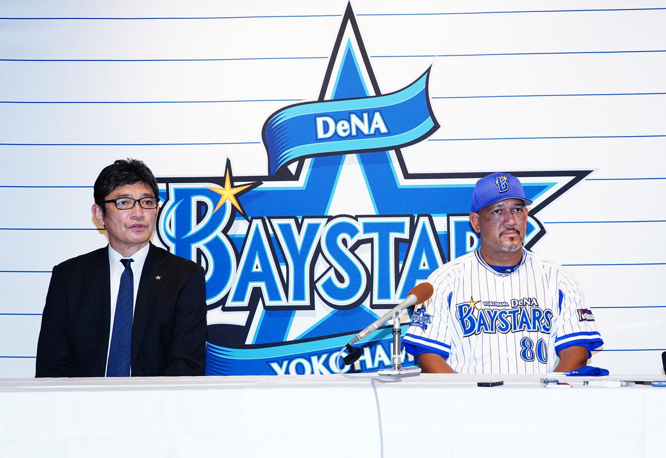 試合後の会見で今シーズン限りでの辞任を表明したDeNAラミレス監督（右）。左は三原代表（代表撮影）