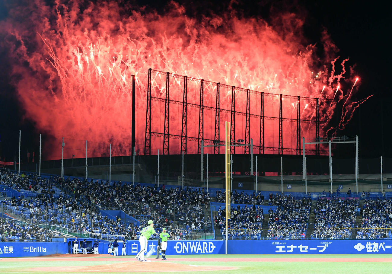 ヤクルト対中日　6回表、国立競技場から花火が突然上がる（撮影・たえ見朱実）