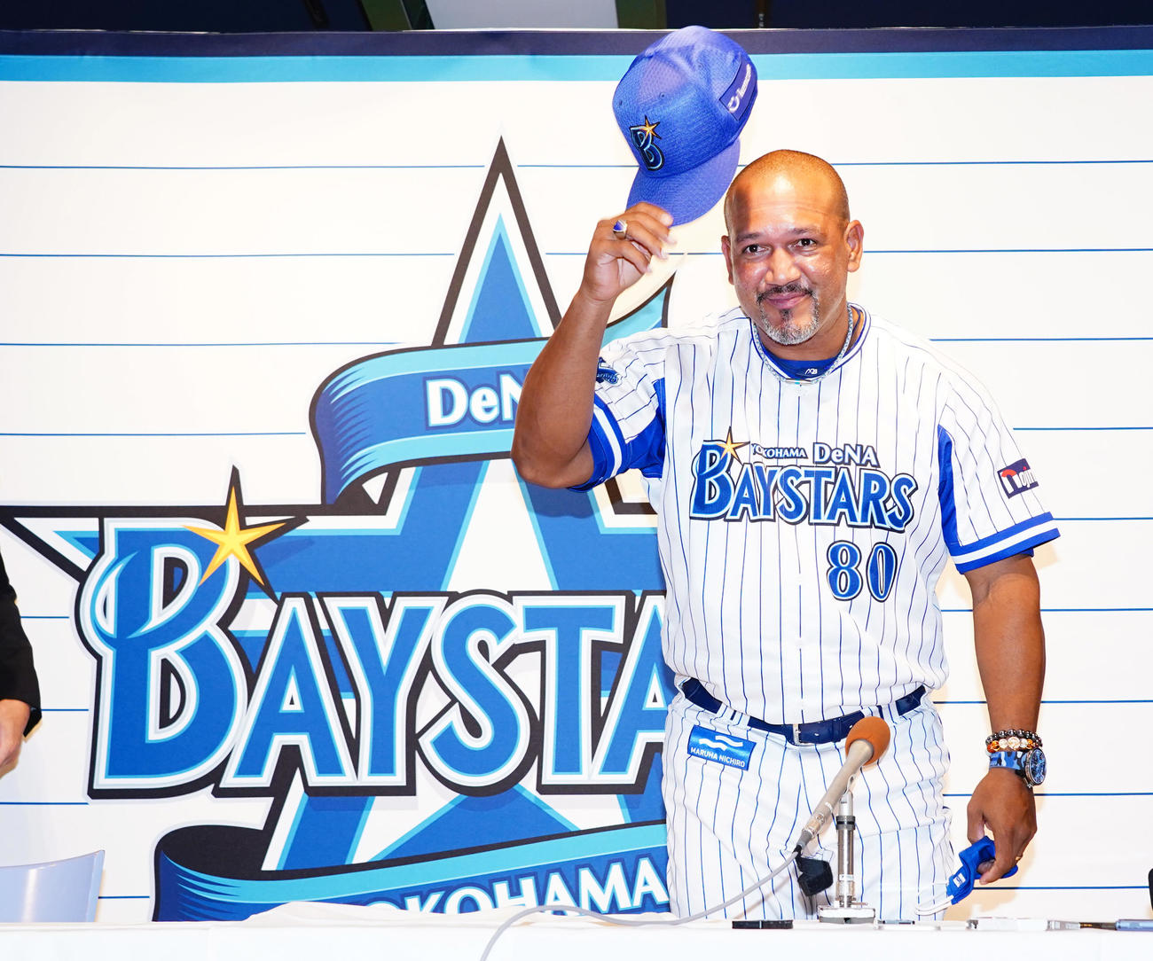 今季限りでの辞任表明会見を終え、あいさつするDeNAラミレス監督（代表撮影）