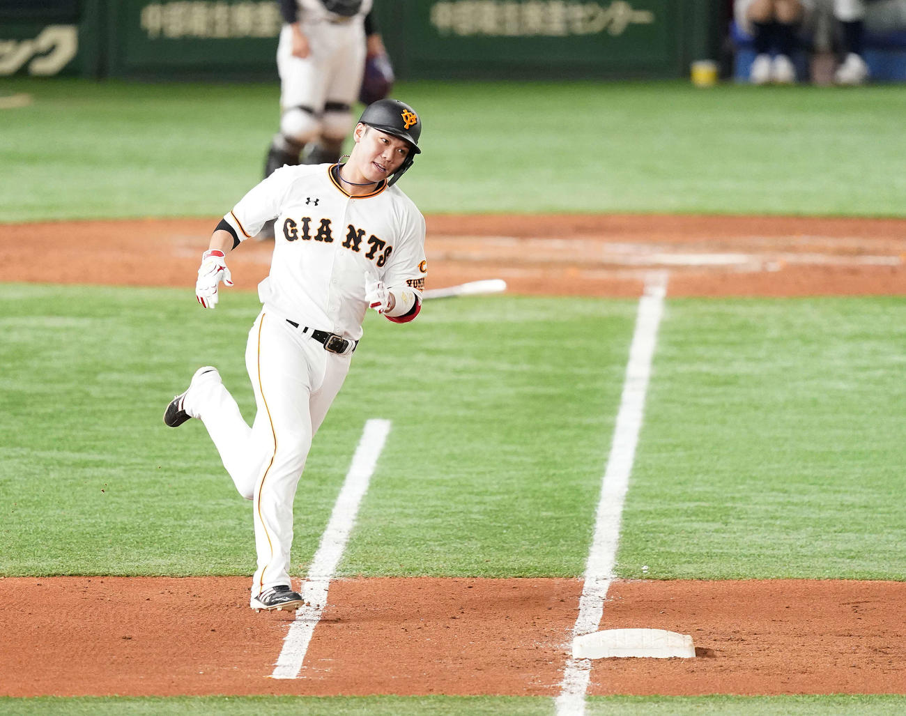 巨人対阪神　4回裏巨人2死、中二塁打を放った坂本は一塁をまわり二塁へ向かう（撮影・鈴木みどり）