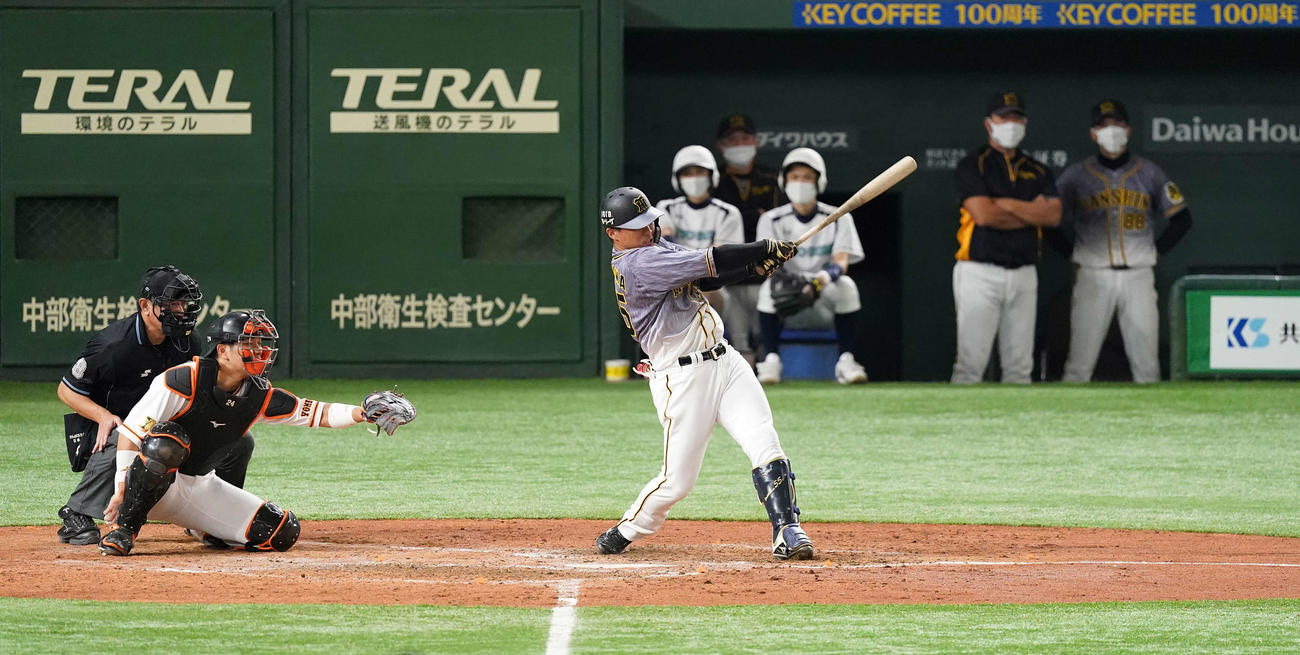 巨人対阪神　5回表阪神2死二塁、左越え2点本塁打を放つ陽川（撮影・鈴木みどり）