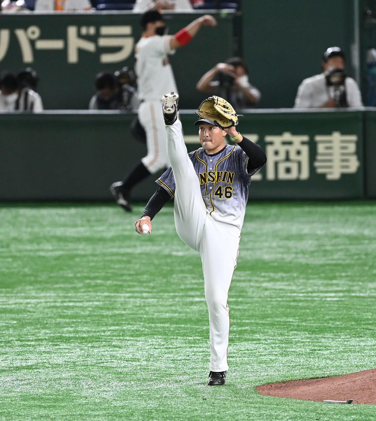 巨人対阪神　投球の合間に右足を大きく振り上げる阪神秋山（撮影・山崎安昭）