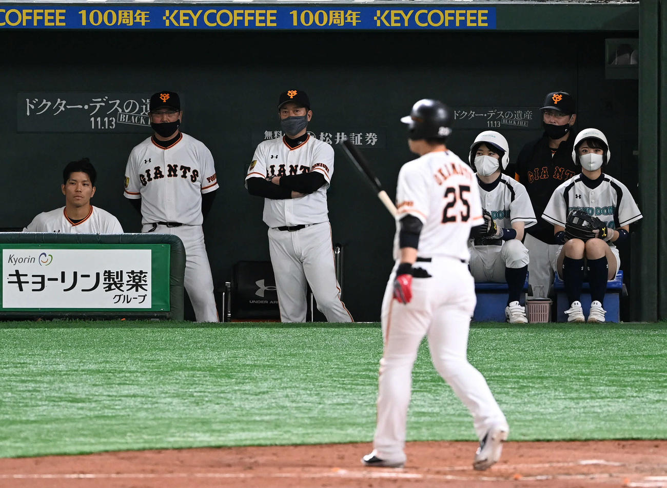 巨人対阪神　2回裏巨人無死、原監督（中央）は空振り三振した岡本（手前）を見つめる（撮影・山崎安昭）