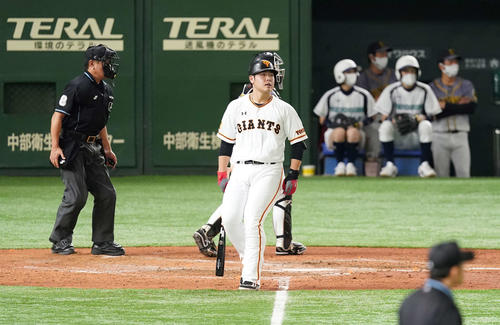 巨人対阪神　4回裏巨人2死二塁、三直に倒れる岡本（撮影・鈴木みどり）